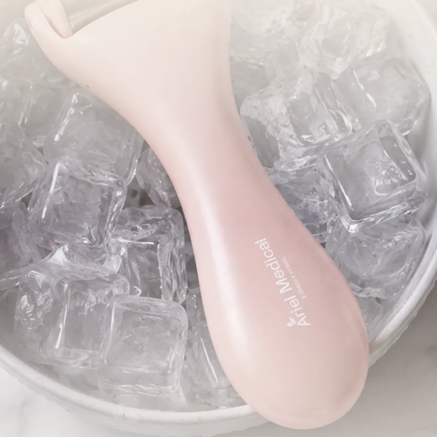 Ice roller in acciaio inossidabile appoggiato su una ciotola di ghiaccio